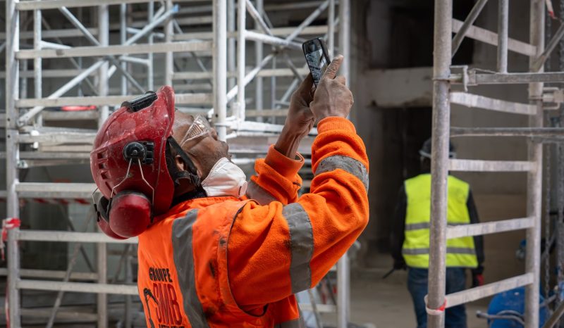 Sécurité sur chantier du bâtiment avec un ouvrier équipé