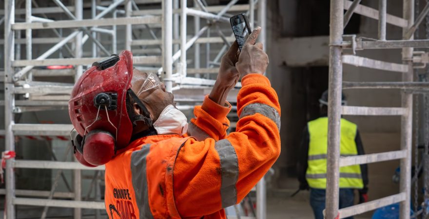 Sécurité sur chantier du bâtiment avec un ouvrier équipé